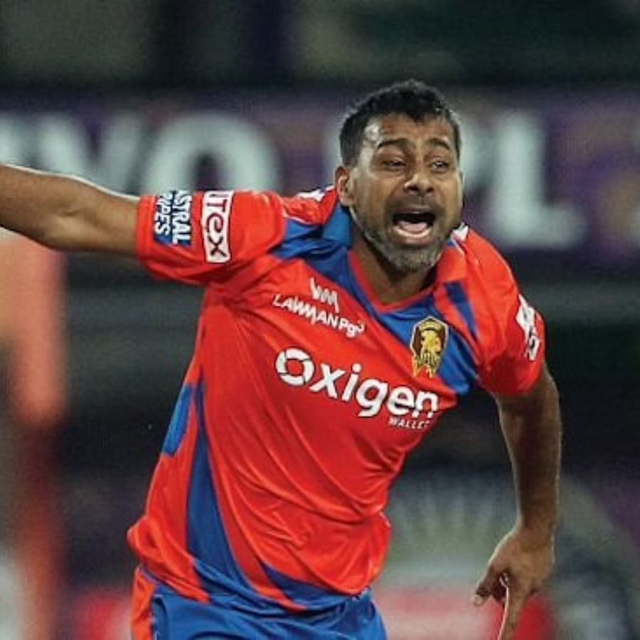 ఐపీఎల్ చరిత్రలో అత్యధిక మెయిడిన్ ఓవర్లు వేసిన ఆటగాడిగా ప్రవీణ్ కుమార్ రికార్డు సృష్టించాడు. ప్రవీణ్ 119 ఐపీఎల్ మ్యాచ్‌ల్లో మొత్తం 14 మెయిడిన్ ఓవర్లు బౌలింగ్ చేశాడు. ప్రవీణ్ కింగ్స్ ఎలెవన్ పంజాబ్ (ప్రస్తుతం పంజాబ్ కింగ్స్), గుజరాత్ లయన్స్ వంటి జట్ల తరపున ఆడాడు. ప్రస్తుతం రిటైరయ్యాడు.