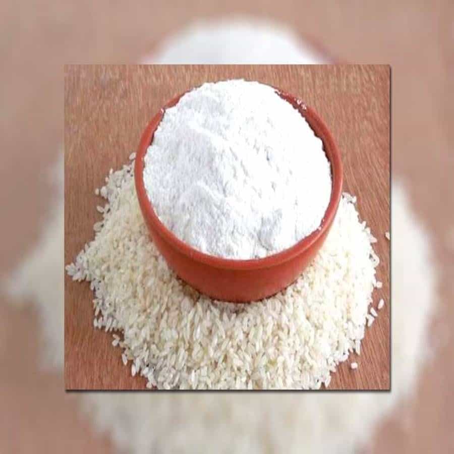 కొత్తిమీర - బియ్యం పిండి: ఈ మాస్క్ కోసం ఒక గిన్నెలో కొత్తిమీర ఆకుల పేస్ట్ తీసుకొని దానికి ఒక చెంచాల బియ్యం పిండిని మిక్స్ చేయాలి. ఈ పేస్ట్ను ముఖానికి అప్లై చేసి మసాజ్ చేయాలి. కాసేపు ఉంచి ముఖాన్ని శుభ్రం చేసుకోవాలి.