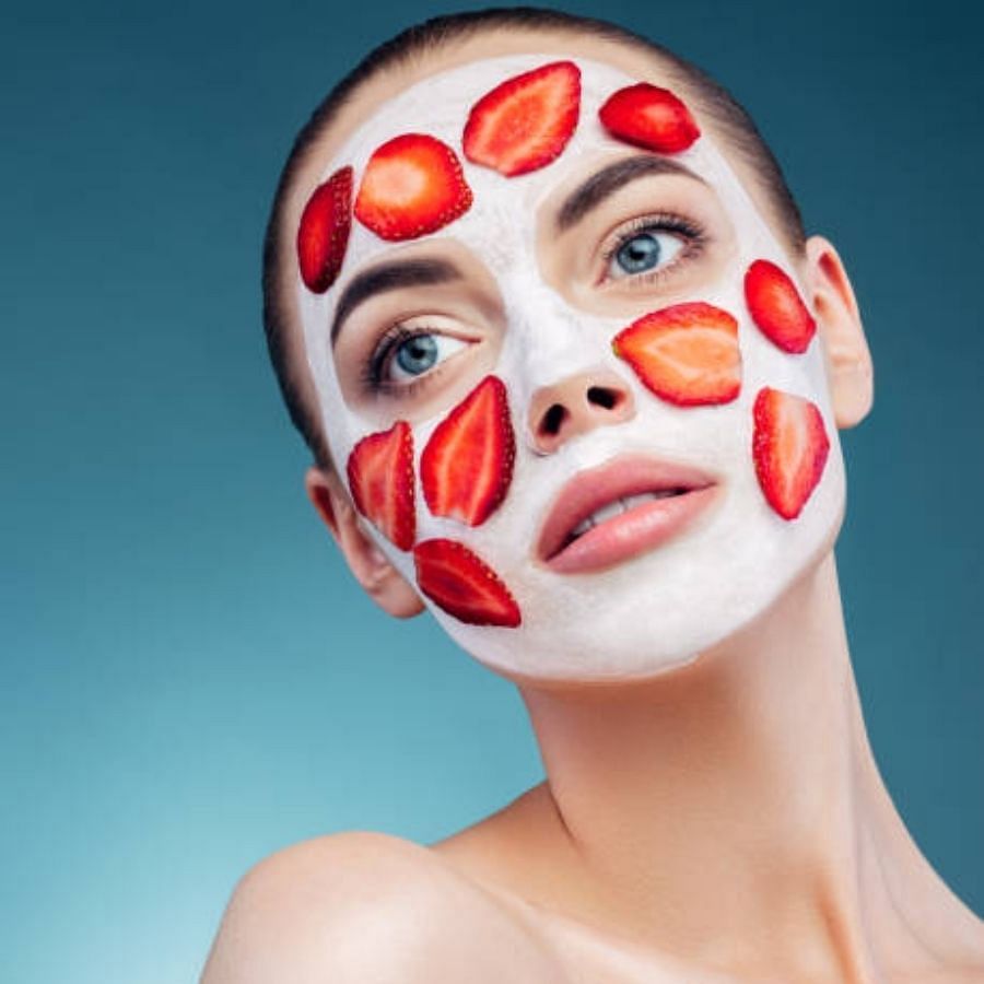 స్ట్రాబెర్రీలు సూర్యుని హానికరమైన కిరణాల నుండి చర్మాన్ని రక్షించడంలో సహాయపడతాయి. దీనితో పాటు సుంటాన్ స్ట్రాబెర్రీ ఫేస్ ప్యాక్ను కూడా తొలగిస్తుంది. స్ట్రాబెర్రీలను మెత్తగా చేసి అందులో నిమ్మరసం కలపాలి. దీన్ని చర్మంపై 30 నిమిషాల పాటు అలాగే ఉంచి కడిగేయాలి.