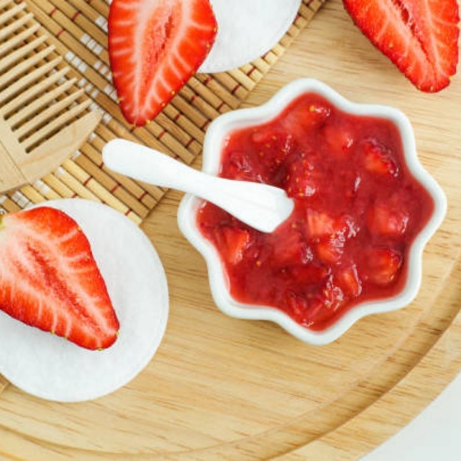 స్ట్రాబెర్రీలు చర్మం కాంతంగా ఉండేందుకు సహయపడతాయి. స్ట్రాబెర్రీ చట్నీతో క్రీమ్ కలిపి ప్యాక్ గా ఉపయోగించండి. కనీసం 10 నిమిషాలు ముఖం అప్లై చేసి ఆ తర్వాత శుభ్రం చేయాలి. ఇది డెడ్ స్కిన్ సెల్స్ తగ్గిస్తుంది. ఈ మాస్క్ ద్వారా రంధ్రాలు శుభ్రమవుతాయి. ఈ ఫేస్ ప్యాక్ ద్వారా చర్మం బిగుతుగా ఉంటుంది.