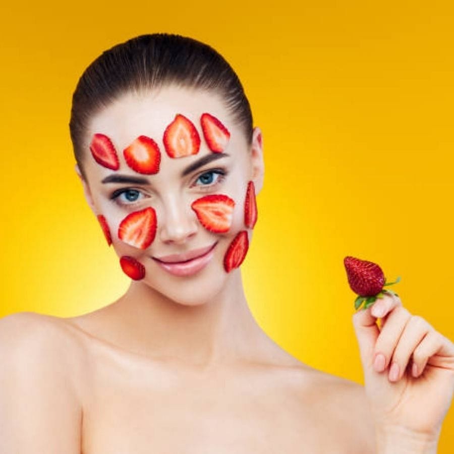 స్ట్రాబెర్రీ పొడి చర్మంతో కూడా సమస్యలను కలిగి ఉంటాయి. ఐదు స్ట్రాబెర్రీ రసాలకు రెండు టీస్పూన్ల తేనె కలపండి. ఈ మిశ్రమంలో అవసరమైన విధంగా మూడు-నాలుగు చుక్కల నీటిని కలిపి ప్యాక్ను తయారు చేసి.. ఆ ప్యాక్ ముఖాన్ని సవ్యదిశలో, అపసవ్య దిశలో మసాజ్ చేయాలి.