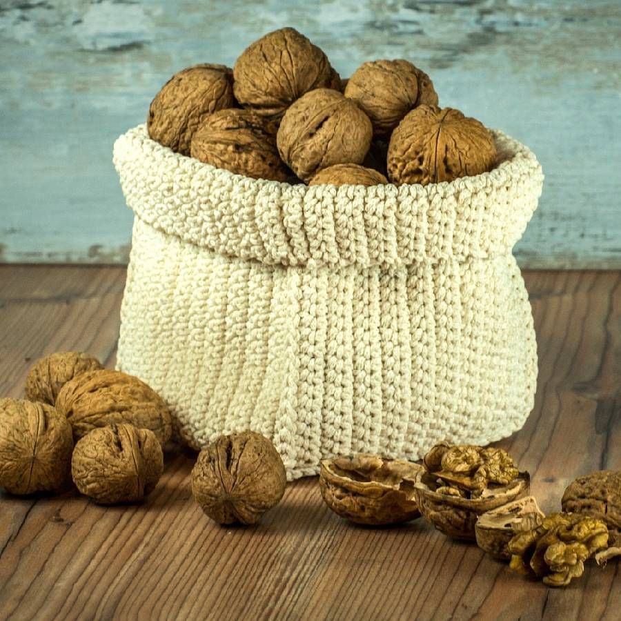 వాల్నట్స్ లో విటమిన్ ఇతో పాటు చర్మానికి మేలు చేసే ఒమేగా-3 ఫ్యాటీ యాసిడ్లు కూడా పుష్కలంగా ఉంటాయి. అదేవిధంగా చర్మ సంరక్షణలో ఎఫెక్టివ్ గా భావించే బయోటిన్ ప్రొటీన్ వాల్ నట్స్ లో సమృద్ధిగా లభిస్తుంది. కాబట్టి ప్రతిరోజూ నానబెట్టిన వాల్నట్ గింజలను తీసుకుంటే చర్మం ఆరోగ్యానికి ఎంతో మంచిది.