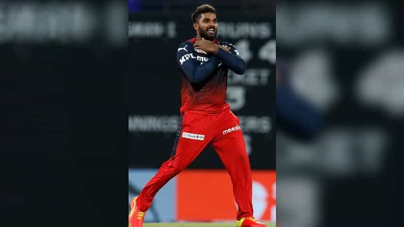 ఐపీఎల్లో ఇప్పటి వరకు ఆడిన ఆరు మ్యాచ్ల ప్రకారం పర్పుల్ క్యాప్ రేసులో రాయల్ ఛాలెంజర్స్ బెంగళూరు ఆటగాడు వనిందు హసరంగ అగ్రస్థానంలో ఉన్నాడు. అతను2 మ్యాచ్ల్లో మొత్తం 5 వికెట్లు తీశాడు.