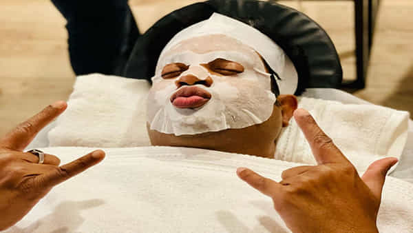Viral Photo: ఫేస్ మాస్క్తో చిల్ అవుతున్న స్టార్.. ఎవరో గుర్తుపడితే మీరు గ్రేటే..