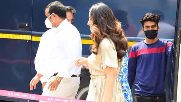 Viral Photo: నడిచే నెలవంక.. నగుమోము దాచావా కురుల వెనుక.. నిన్ను కనిపెట్టలేమా..?