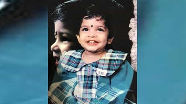 Viral Photo: బోసినవ్వుతో మాయచేస్తున్న చిలిపి కళ్ల చిన్నారి.. ఫస్ట్ మూవీతోనే కుర్రాళ్ల ఫేవరేట్ హీరోయిన్.. గుర్తుపట్టేయ్యండి..
