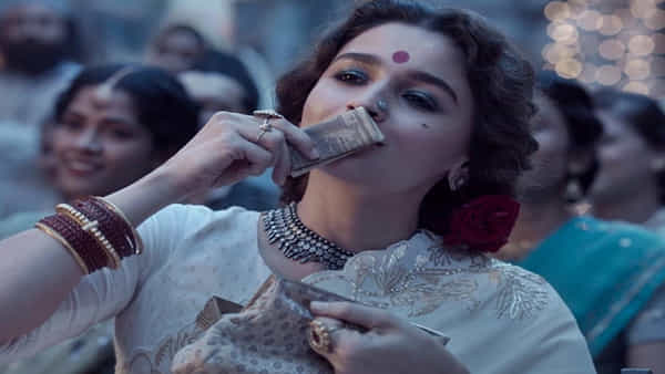 Alia Bhatt: గంగూబాయి కోసం అలియాకు కళ్లు చెదిరే రెమ్యునరేషన్!.. ఎంత తీసుకుందో తెలుసా?