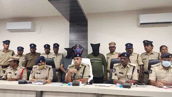 AP: గతంలో కాలేజ్ ప్రిన్సిపాల్.. ఇప్పుడు మోస్ట్ వాంటెడ్ క్రిమినల్.. ఇలా ఎందుకు మారాడంటే..?