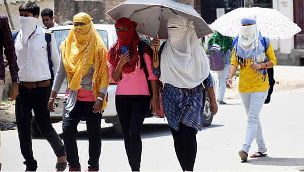 AP Heat Wave Alert: ఏపీ వాసులకు వాతావరణ శాఖ అలెర్ట్.. రానున్న రెండు రోజుల్లో ఈ ప్రాంతాల్లో వడగాల్పులు..