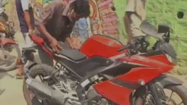 Andhra Pradesh: బైక్ నడుపుతుండగా సీట్ కింద బుస్..బుస్ సౌండ్స్.. చెక్ చేయగా షాక్..