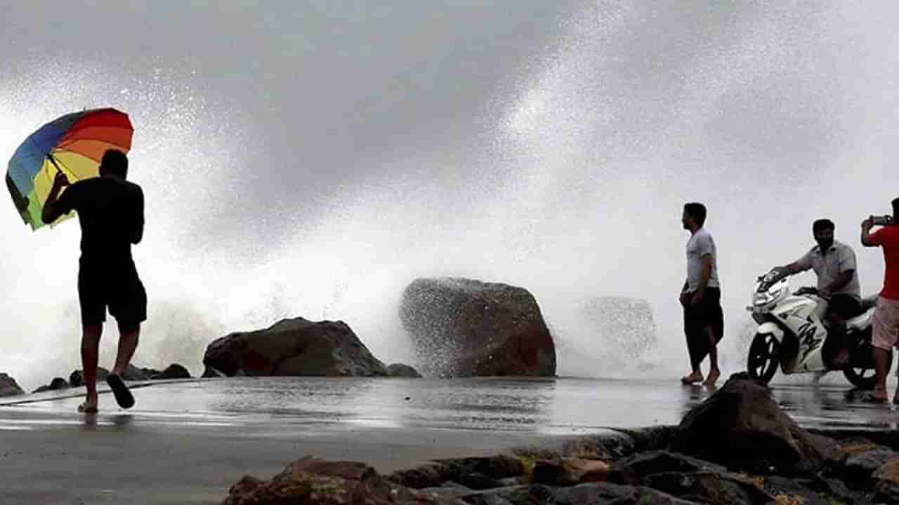 AP Weather Alert: బలహీన పడిన వాయుగుండం.. ఏపీలోని కొన్ని ప్రాంతాల్లో మోస్తరు నుంచి భారీ వర్షాలు కురిసే అవకాశం