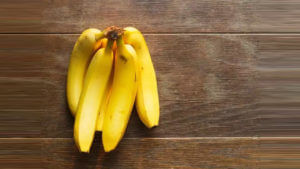 Storing Bananas: అరటిపండ్లు త్వరగా కుళ్ళిపోతున్నాయా.. ఈ చిట్కాలను పాటించండి..