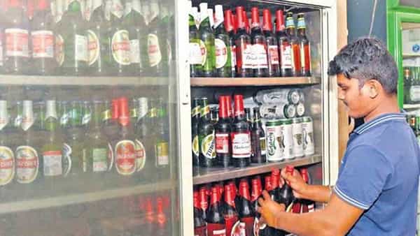 Telangana: మద్యం బాబులకు తెలంగాణ ప్రభుత్వ గుడ్న్యూస్.. తగ్గనున్న ధరలు..!