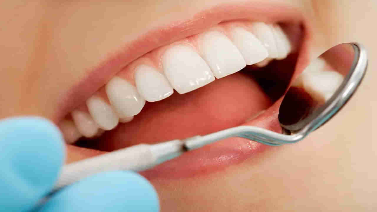 Dental Health: మీ దంతాలు తెల్లగా మెరిసిపోవాలంటే.. వీటిని తప్పకుండా తినండి..