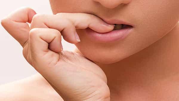 Health Tips: గోళ్లు కొరికే అలవాటు మానుకోలేకపోతున్నారా.. ఇలా చేస్తే బెటర్..!