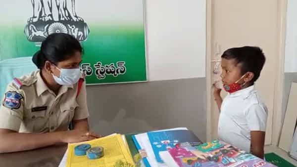 Telangana: కంప్లైంట్ ఇచ్చేందుకు పోలీస్ స్టేషన్కు వెళ్లిన 3వ తరగతి బుడ్డోడు.. రీజన్ తెలిస్తే అవాక్కే