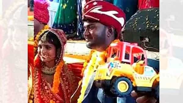 Bulldozer Toys: పెళ్లి కానుకగా గృహోపకరణాలతో సహా బుల్డోజర్ల బొమ్మ.. సీఎం యోగికి థాంక్స్ చెప్పిన వధువులు