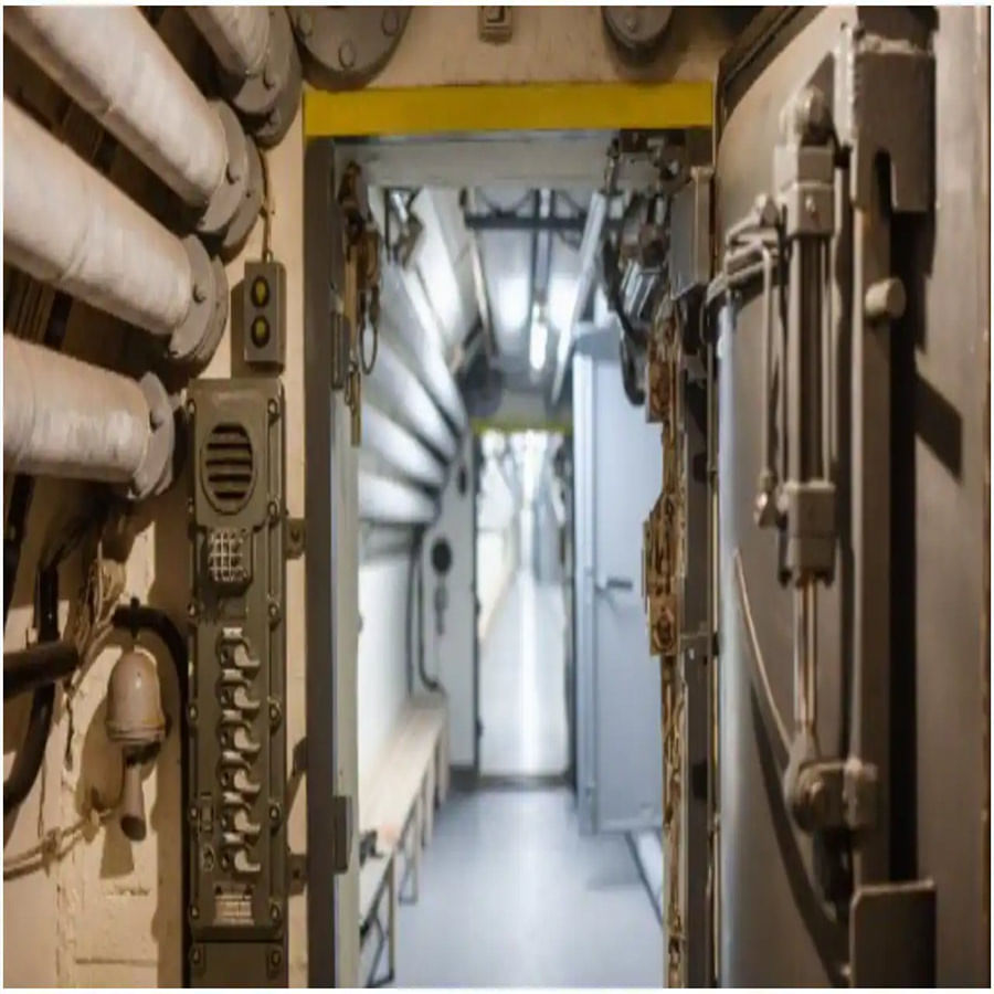 చరిత్ర.. ఎన్నో ఆశ్చర్యాలు, అరుదైన విషయాలకు సాక్ష్యంగా నిలుస్తుంది. అటువంటి వాటిల్లో జర్మనీలోని కోచెమ్ పట్టణంలో ఉన్న బంకర్ కూడా ఒకటి. అమెరికా-సోవియట్ యూనియన్ మధ్య ‘కోల్డ్ వార్’ నడిచిన సమయంలో జర్మనీ ముందు జాగ్రత్తగా పెద్ద ఎత్తున ధనాన్ని బంకర్లో దాచి పెట్టిందట. ఈ విషయం అక్కడి ప్రజలకుగానీ, మరెవరికీ తెలియకుండా చాలా గోప్యత పాటించారు.