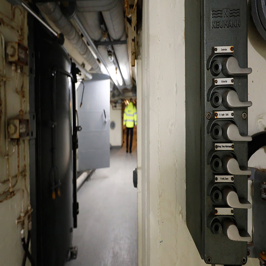 1989లో కోల్డ్ వార్ ముగింపునకు రావడంతో బంకర్లోని నోట్లను బయటకు తీసి తగలబెట్టారట. అనంతరం ఈ బంకర్ ఒక కోపరేటివ్ బ్యాంకు చేతికి వెళ్లగా.. 2016లో పెట్రా రాయిటర్, మన్ ఫ్రెడ్ దంపతుల చేతికి వెళ్లి అది మ్యూజియంగా రూపుదాల్చిందట. ప్రస్తుతం ఉక్రెయిన్-రష్యా మధ్య యుద్ధం జరుగుతుండటంతో ఈ బంకర్ల అంశం హాట్ టాపిక్గా మారింది.