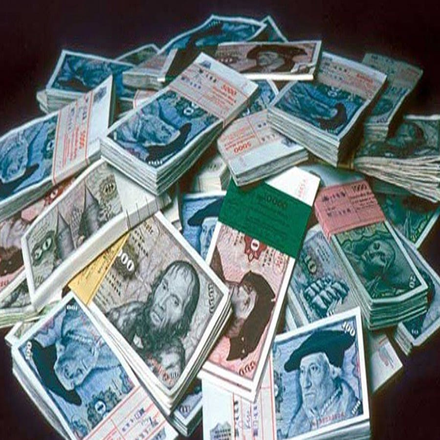 ఎవరూ అనుమానించలేని విధంగా నాడు ఈ రహస్య ఆపరేషన్ నిర్వహించారట. 18,300 బాక్సుల్లో బ్యాంకు నోట్లను ఉంచి భద్రపరిచారట. ఇందుకోసం భూగర్భంలో 1,500 చదరపు మీటర్లు విస్తీర్ణంతో ఈ బంకర్ ఏర్పాటు చేశారట.