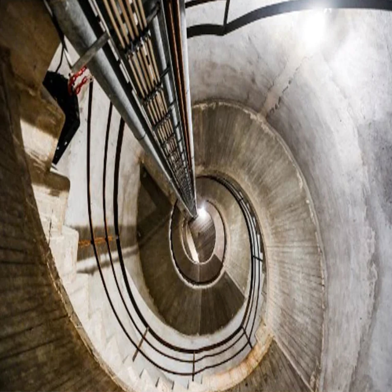 కొన్ని లక్షల కోట్ల డబ్బును 25 ఏళ్లుగా కాపాడుకుంటూ వచ్చారు... చివరికి కాల్చి బూడిద చేశారు. ఏంటి చదవగానే షాక్ అయ్యారా.? అయితే అసలు స్టోరీ ఏంటో తెలుసుకుంటే మీ ఫ్యూజులు ఎగిరిపోతాయి.! ఈ ఘటన జర్మనీలో జరిగింది. ఆ వివరాలు ఇలా ఉన్నాయి..