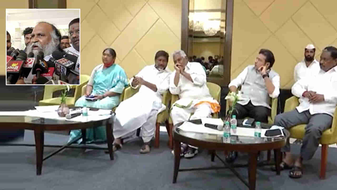 TPCC: ప్లేస్ మారింది.. పద్ధతి మారలేదు.. అవే వివాదాలు, అవే వాకౌట్లు.. CLP మీటింగ్ నుంచి వెళ్లిపోయిన కాంగ్రెస్ నేత..