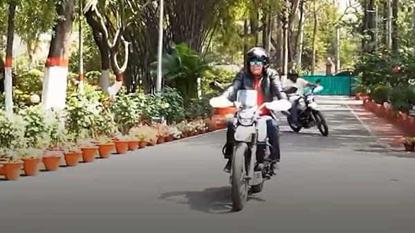 Viral Video: స్పోర్ట్స్ బైక్పై రయ్యిమంటూ దూసుకెళ్తున్న ఈ వ్యక్తి ఓ రాష్ట్ర సీఎం.. ఎవరో గుర్తించారా..?