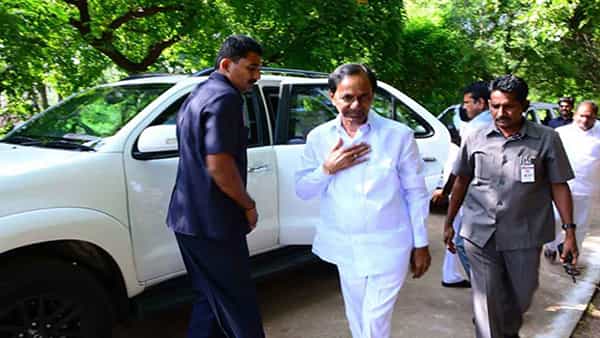 CM KCR Meeting: ఎర్రవల్లి ఫాంహౌజ్ వేదికగా మంత్రులతో సీఎం కేసీఆర్ అత్యవసర మంతనాలు..!