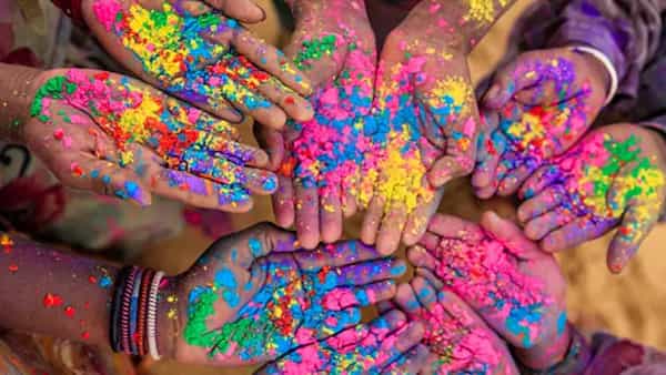Holi 2022: ‘హోలీ’ వచ్చేస్తోంది.. రాశిచక్రం ప్రకారం ఈ రంగులతో సెలబ్రేట్ చేసుకుంటే అంతా శుభమేనట..!
