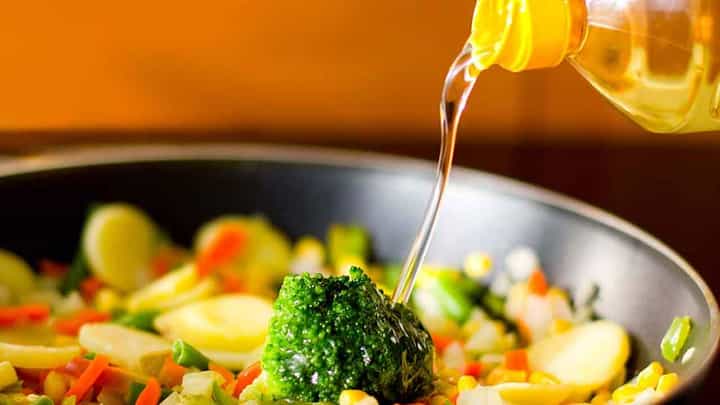 Cooking Oil: వంటనూనె ధరలు ఇప్పట్లో దిగివస్తాయా? వాస్తవ పరిస్థితులు ఇలా ఉన్నాయి.. Cooking Oil: వంటనూనె ధరలు ఇప్పట్లో దిగివస్తాయా? వాస్తవ పరిస్థితులు ఇలా ఉన్నాయి..