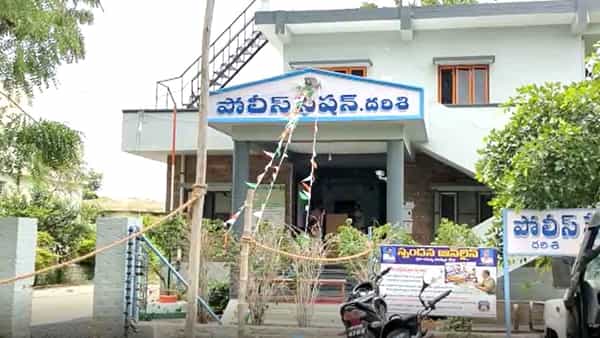Crime: చేసింది వెధవ పని.. పరువు పోతుందని పోలీసు స్టేషన్లో యువకుడి ఆత్మహత్యాయత్నం!