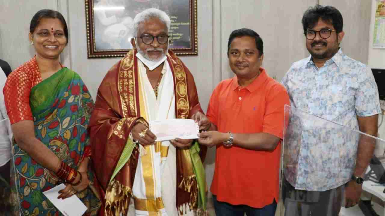 Tirumala Temple: టీటీడీకి ప్రవాస భక్తుడు భారీ విరాళం.. ఛైర్మన్‌కు డిడి అందజేత