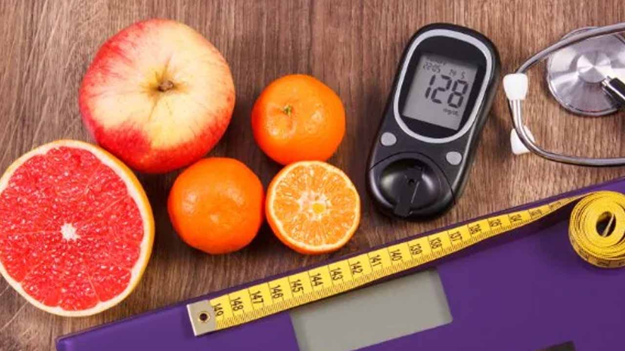 Diabetics: షుగర్ పేషెంట్లు ఈ పండ్లని తింటున్నారా.. ఒక్కసారి ఈ విషయాలు గమనించండి..!