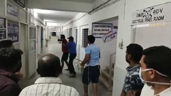 Viral Video: అర్జున్ రెడ్డి సినిమాలోని సీన్ను లైవ్లో చూపిన డాక్టర్.. రోగిని పొట్టు పొట్టుగా కొట్టిన వీడియో వైరల్