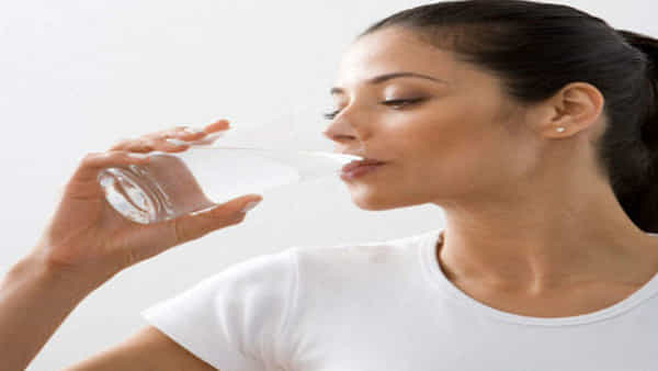 Drinking Water: వేసవిలో నీళ్లు ఎక్కువగా తాగుతున్నారా? అయితే ఈ సమస్యలు తప్పవు..