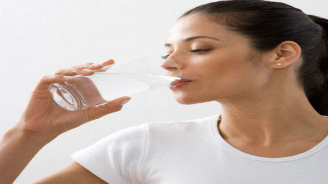 Drinking Water: వేసవిలో నీళ్లు ఎక్కువగా తాగుతున్నారా? అయితే ఈ సమస్యలు తప్పవు..