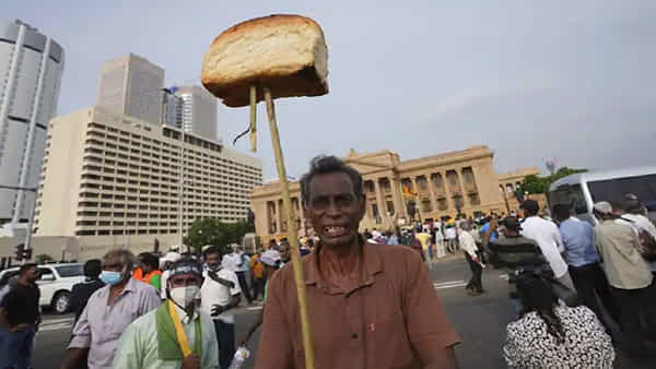 Sri Lanka Food Crisis: లంకేయుల ఆకలి కేకలు.. బ్రెడ్డు ముక్క కోసం పరుగులు.. ఆకాశాన్నంటిన నిత్యావసర ధరలు..