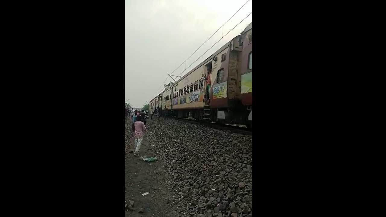 Falaknuma Express: ఫలక్‌నూమా ఎక్స్‌ప్రెస్‌ రైలుకు తప్పిన పెను ప్రమాదం.. ఇంజిన్ నుంచి విడిపోయిన బోగీలు..!