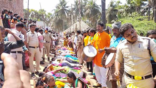 Andhra Pradesh: శివరాత్రి వేళ వింత జాతర.. రోడ్డుపై పడుకుని తొక్కించుకుంటే కష్టాలు పోతాయట..!