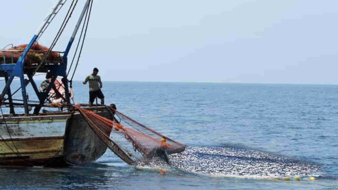 Fisherman Missing: ఇంకా లభ్యం కాని మత్స్యకారుల ఆచూకీ.. కుటుంబసభ్యుల్లో ఆందోళన..