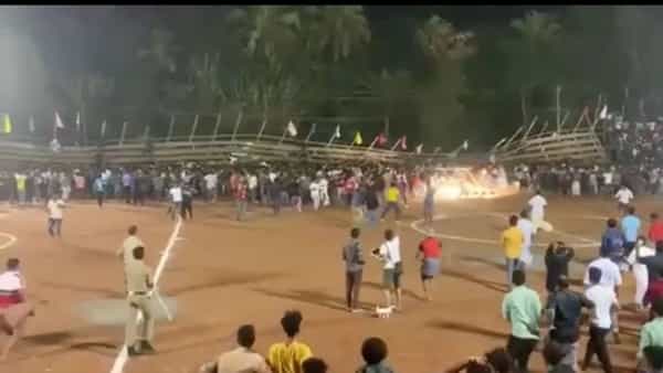 Football Gallery Collapse: ఫుట్బాల్ మ్యాచ్లో కుప్పకూలిన గ్యాలరీ.. 200 మందికి గాయాలు.. షాకింగ్ వీడియో..