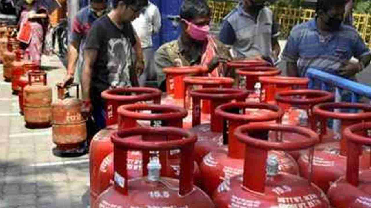 Women Protest - Gas Price Hikes: వంటింట్లో గ్యాస్ ధరల మంట.. భగ్గుమన్న మహిళా లోకం.. రోడ్డుపైకి వచ్చి..