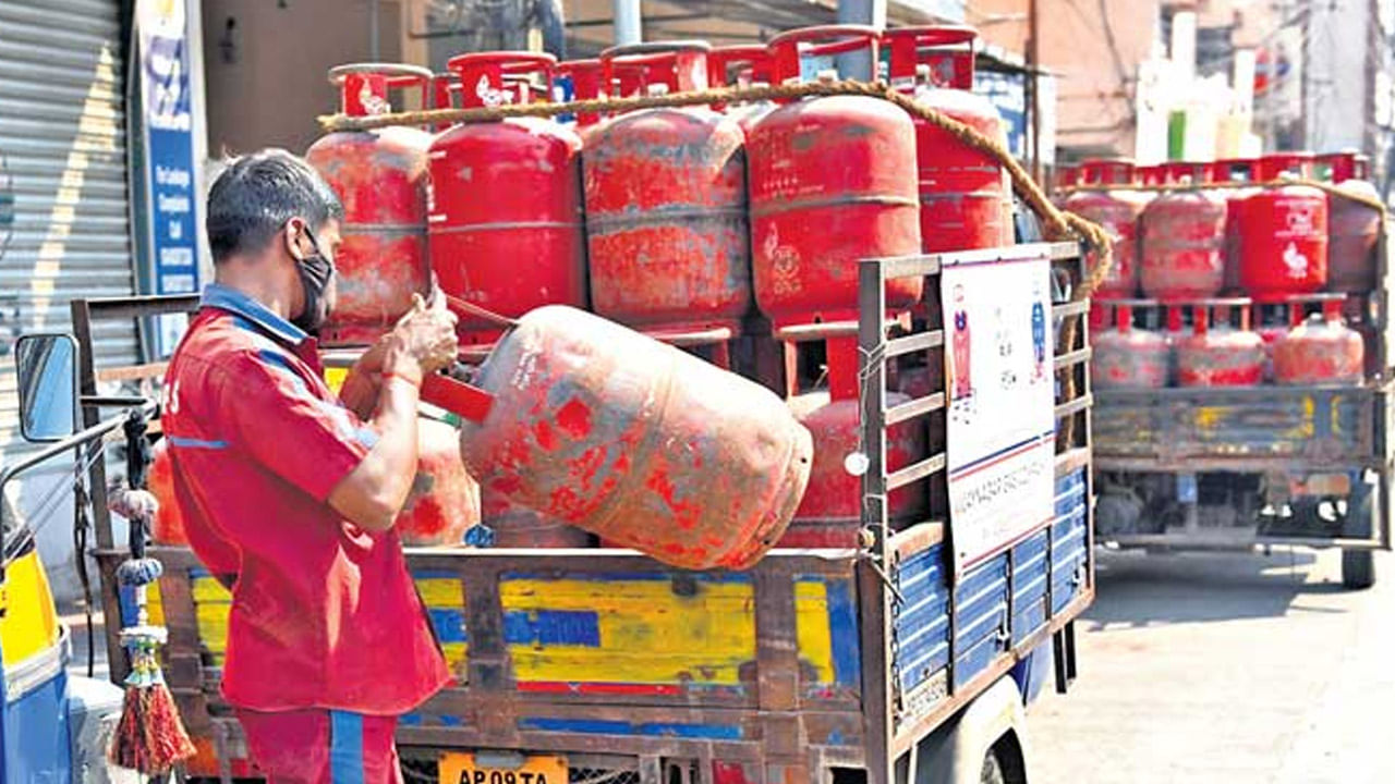 LPG Cylinder: సామాన్యులకు షాక్.. భారీగా పెరిగిన గ్యాస్ సిలిండర్ ధరలు.. ఎంతంటే.!