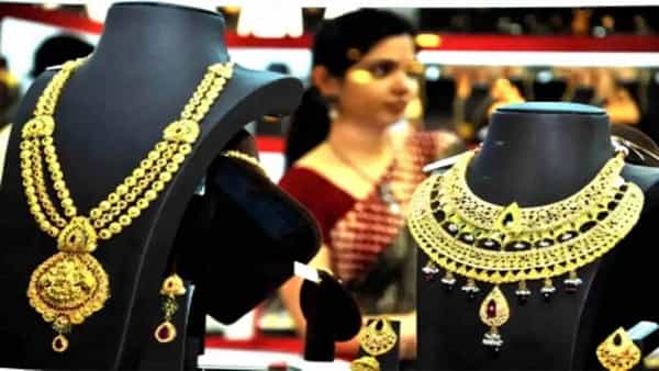 Gold Price Today: బంగారం ప్రియులకు శుభవార్త.. భారీగా తగ్గిన గోల్డ్ రేట్స్.. తులంపై ఏకంగా..