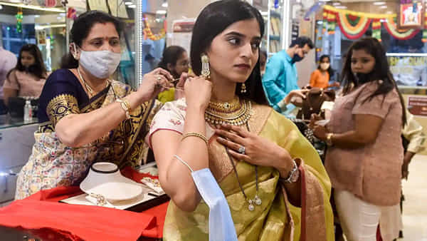 Gold, Silver Price Today: పరుగులు పెడుతున్న బంగారం, వెండి ధరలు..హైదరాబాద్లో ఎంతంటే..!