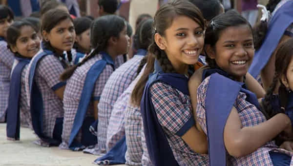 Schools: ప్రభుత్వం సంచనల నిర్ణయం.. సర్కారు స్కూళ్లలో చదువుకునే బాలికలకు నెలకు వెయ్యి రూపాయలు..