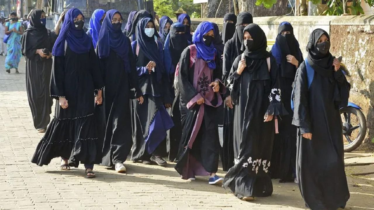 Hijab Row: కర్నాటక హైకోర్టు తీర్పుపై సర్వత్రా ఉత్కంఠ.. ఉడిపి జిల్లాలో విద్యాసంస్థలకు సెలవు..