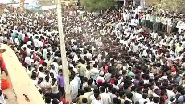 Holi 2022: హోలీన ఉదయం రంగులు.. సాయంత్రం పిడిగుద్దులు..ఇదెక్కడాచారమండి బాబోయ్