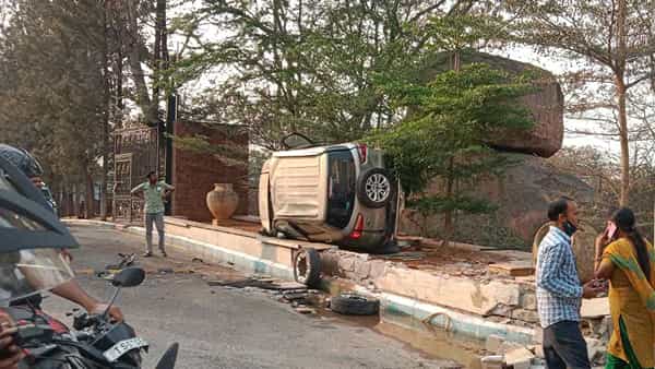 Hyderabad: యమపాశంలా దూసుకువచ్చిన కారు.. మహిళ స్పాట్లో మృతి..