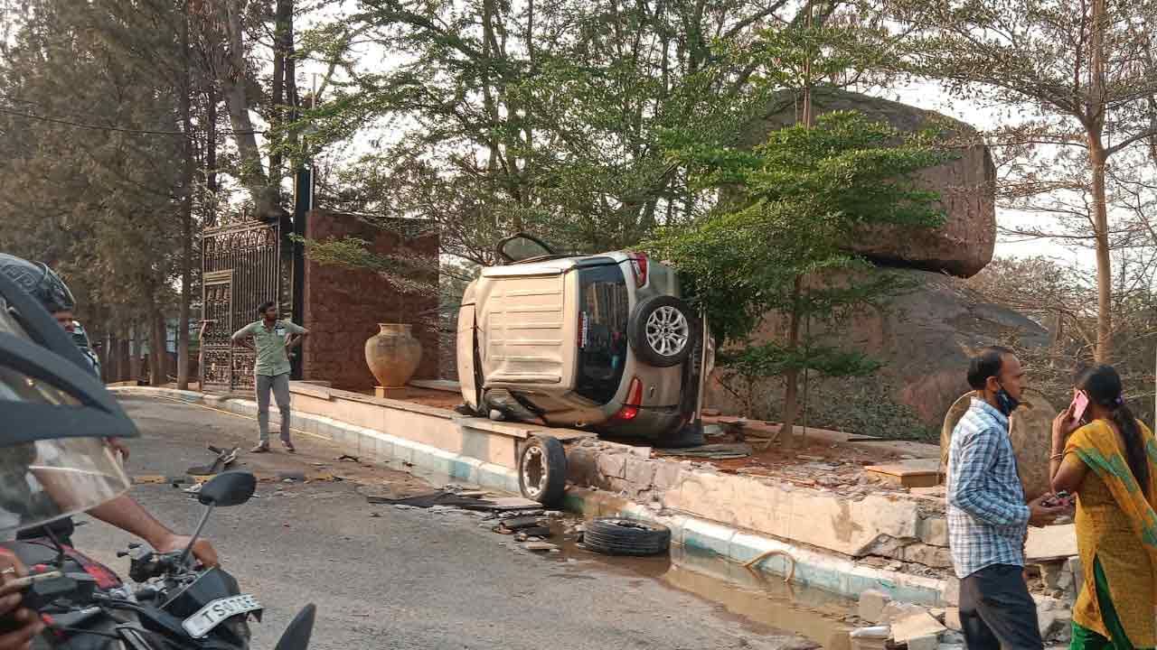 Hyderabad: యమపాశంలా దూసుకువచ్చిన కారు.. మహిళ స్పాట్లో మృతి..